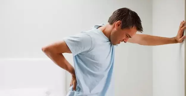 Péng an der Lumbosacral Regioun bei engem Mann ass en Zeechen vun chronescher Prostatitis