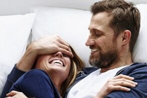 E Mann mat enger abakterieller Form vu Prostatitis profitéiert vun enger intimer Intimitéit mat enger Fra