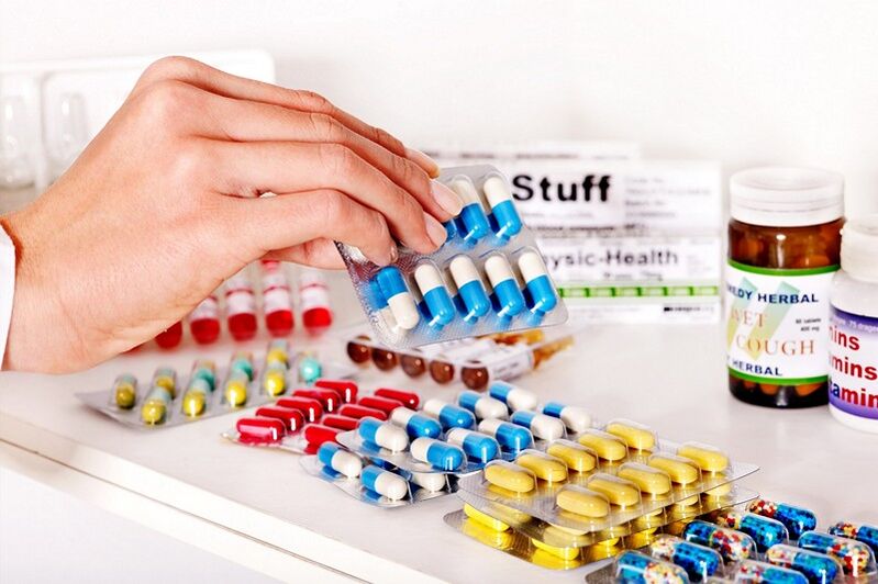 En Dokter soll Medikamenter fir d'Behandlung vu Prostatitis verschreiwen